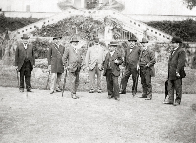 Na výstavě v Praze 1895, druhý zleva Karel Jičínský, třetí – starosta V. Naxera, čtvrtý – tajemník   J. Houra, v popředí učitel Jan Donát