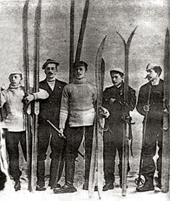 Josef Rössler­‑Ořovský (uprostřed), asi 1887