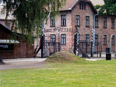 Vstupní brána do tábora Auschwitz I, 
nad branou nápis Arbeit macht frei 