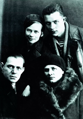 Jan Březina s rodiči a sestrou Marií v Moskvě, 1931–1932