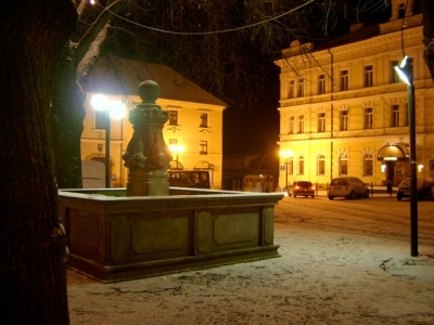 Barokní kašna, v pozadí hotel Havel