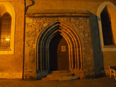 Detail bočního vstupu kostela