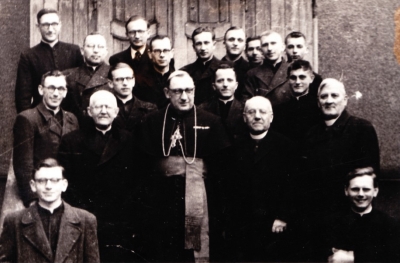 Litoměřický biskup Štěpán Trochta (uprostřed) spolu s Mons. Štanclem (vpravo) a s P. Stuchlým (vlevo)
