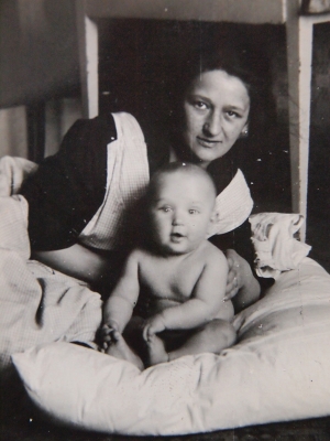 Arnošt s maminkou (1926