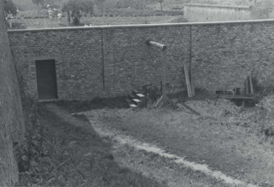 Část popraviště s šibenicí, za zdí bývalé zelinářské zahrady SS.
Postavy v bílém jsou většinou ženy, nejspíš zdravotnice z České
pomocné akce, po osvobození Terezína 1945