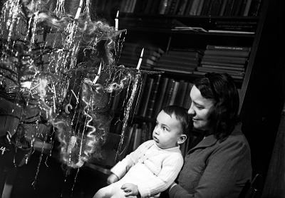 Petr Baum s maminkou u vánočního stromku 25. 12. 1942