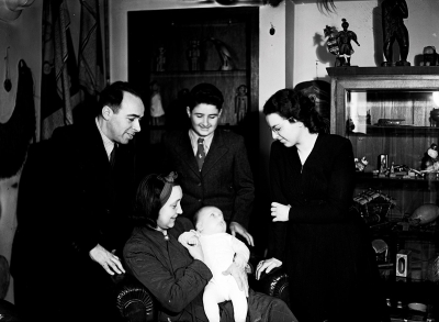 Jiří a Růžena Baumovi v bytě na Vinohradech, s Petříkem a Irenou
a Herbertem Pollertovými 19. 4. 1942