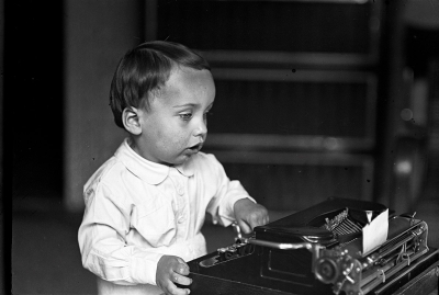 Petr Baum u psacího stroje Portable s kurzívou, na kterém psal své deníky z cest jeho tatínek