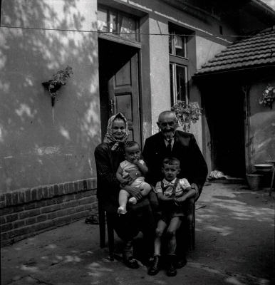 Petr Baum v Nemošicích s dědečkem a babičkou 23. 8. 1942