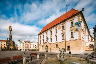 Nároží radnice se slunečními hodinami