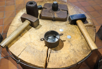 Ukázka středověké ražby mincí