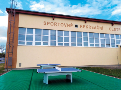 Ping-pong u sportovního centra