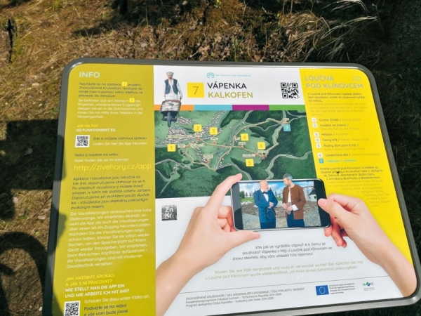 Tabule s QR kódem aplikace Živé hory