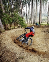 Nádherná turistika nebo adrenalin na kolech?
