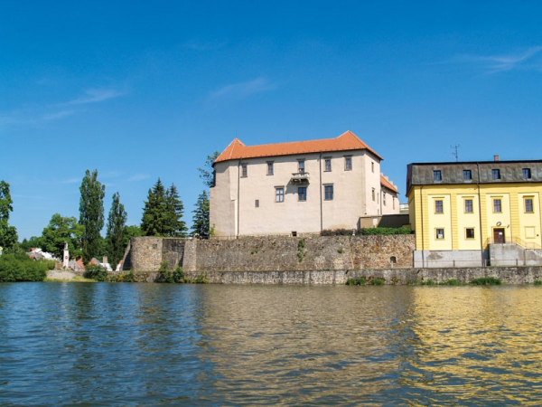 Pohled na hrad přes rybník Peklo