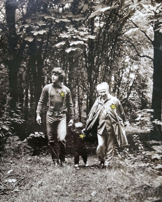 Kája, Patrik a Gustav Saudkovi na Novém židovském hřbitově,
foto Jan Saudek, asi 1972