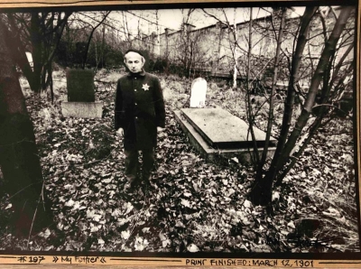 „Můj otec“, na hřbitově před symbolickým hrobem jeho bratří, foto Jan Saudek, 1973