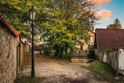 Tajemné – podzimní uličky města