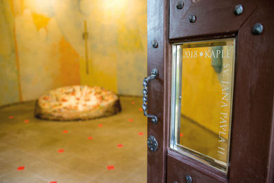 Interiér meditační kaple Jana Pavla II.