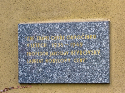 Pamětní deska na domě č. p. 19 v Kařeze