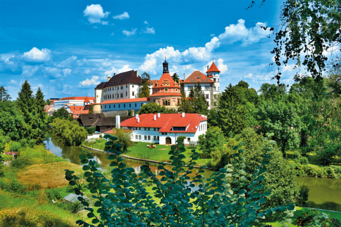 Hrad a zámek, pohled z Karlova