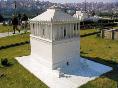 Sedmý div světa, model v Halikarnassu | realita v Hradci