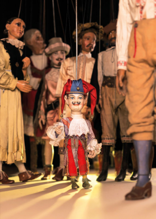 Kašpárek ze sbírek chrudimského muzea v obležení loutek