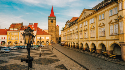 Valdštejnovo náměstí, pohled na zámek a Valdickou bránu