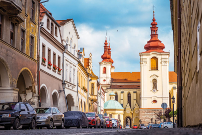 Hošťálkovo náměstí – kostel Nanebevzetí Panny Marie