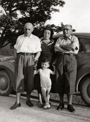 V Brně po válce, Otta, Soňa a Arnošt se strýcem Vilémem 
u jeho Tudora