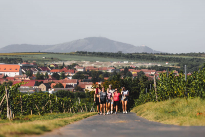 Pěší turisté u rozhledny Slunečná

