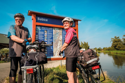 Cyklisté u Baťova kanálu