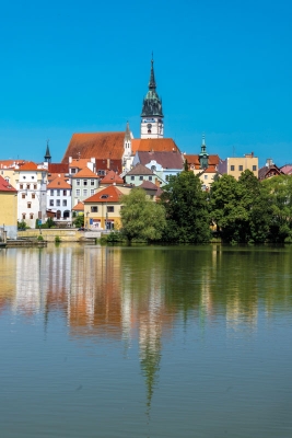 Pohled na věž přes rybník Vajgar