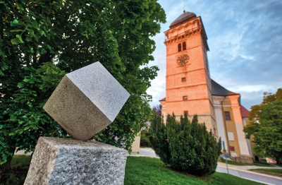 Pomník dačické kostky cukru, v pozadí kostel sv. Vavřince