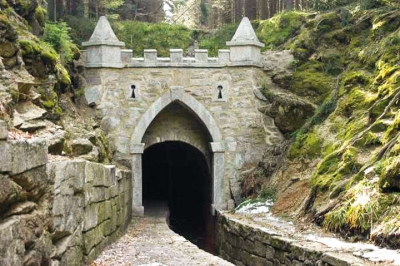 Horní portál tunelu Schwarzenberského kanálu u Jeleních Vrchů