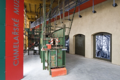 Hopfenmuseum – Halle mit einer Zupfmaschine
