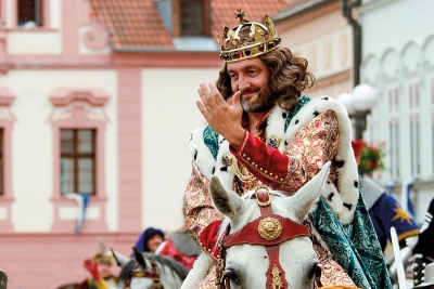 Císař Karel IV. zdraví přihlížející