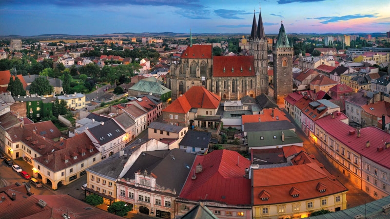 Pohled na centrum města a chrám sv. Bartoloměje se zvonicí