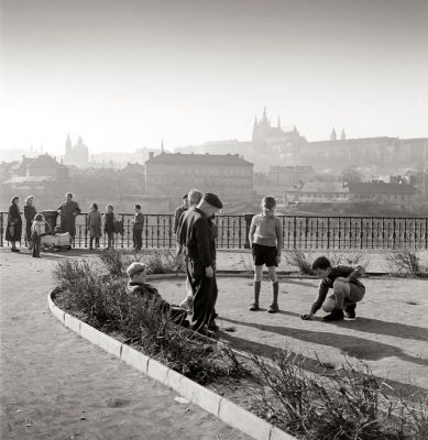 Alšovo nábřeží v Praze, dnes nevídané, 
kluci hrají kuličky, 50. léta 20. stol.