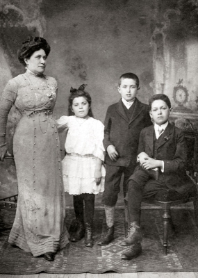 Šarlota (babička Evy), Marta (maminka Evy),
Josef a Arnošt Löwitovi, 1910