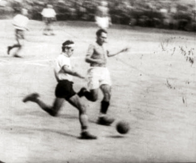 Petr Eisenberg hraje fotbal v Terezíně, 1944