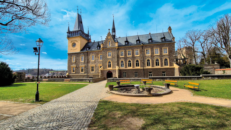 Zámek nad městem Zruč