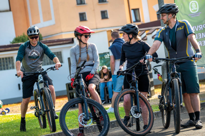 Radfahrer bei der Brauerei Chodovar