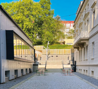 Dom Chopin – dziedziniec