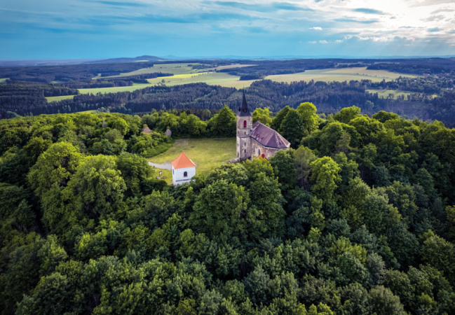 Vrch Krasíkov a kostel sv. Máří Magdaleny