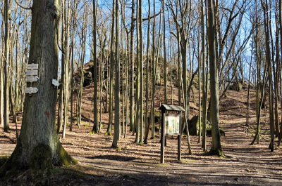 Pod zříceninou, krásně zřícenou, zvanou Lopata