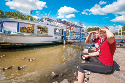 Cyklisté u lodi Král Jiří