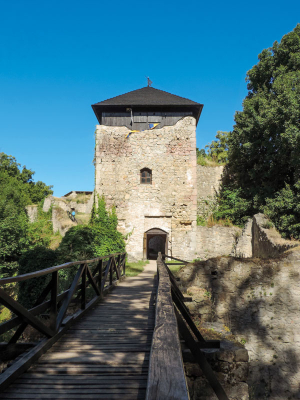 Hrad Lukov – pilířový most a brána