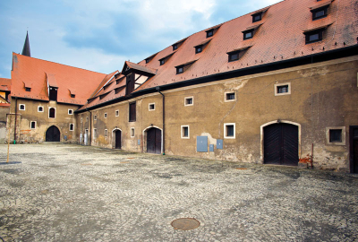 Pozdně gotická budova sýpky z 15. stol., známá i jako špejchar