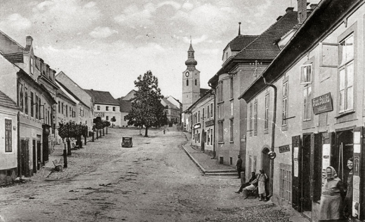 Husinec, náměstí s kostelem, před 1937
